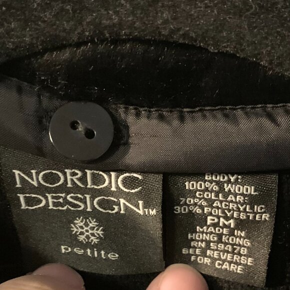 Nordic Design Women's Holiday Faux Fur Snowflakes Sweater Petite Size PM Black - Picture 6 of 6